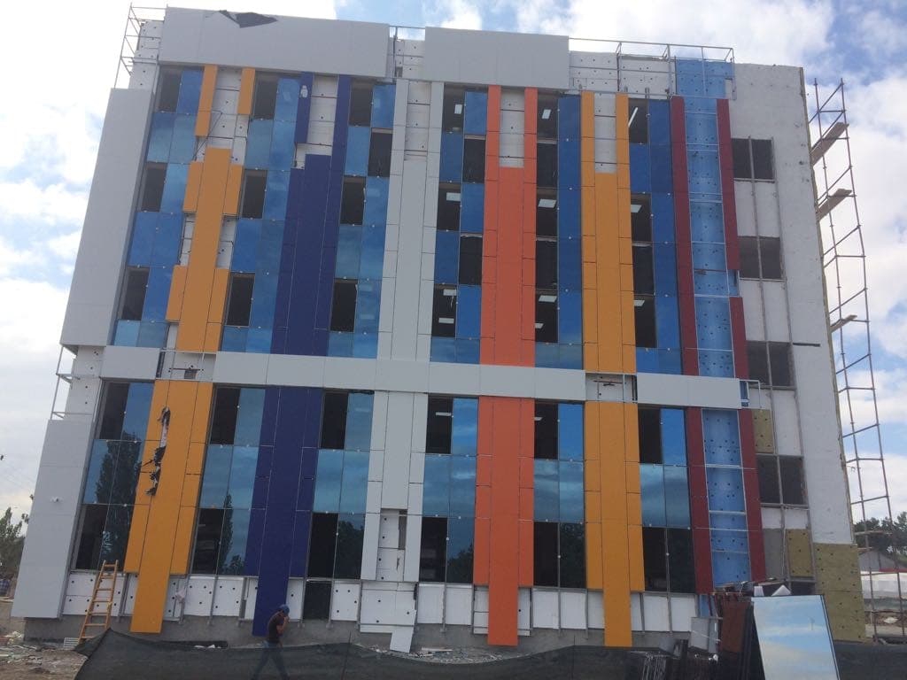 Sahada cam cephe montajı