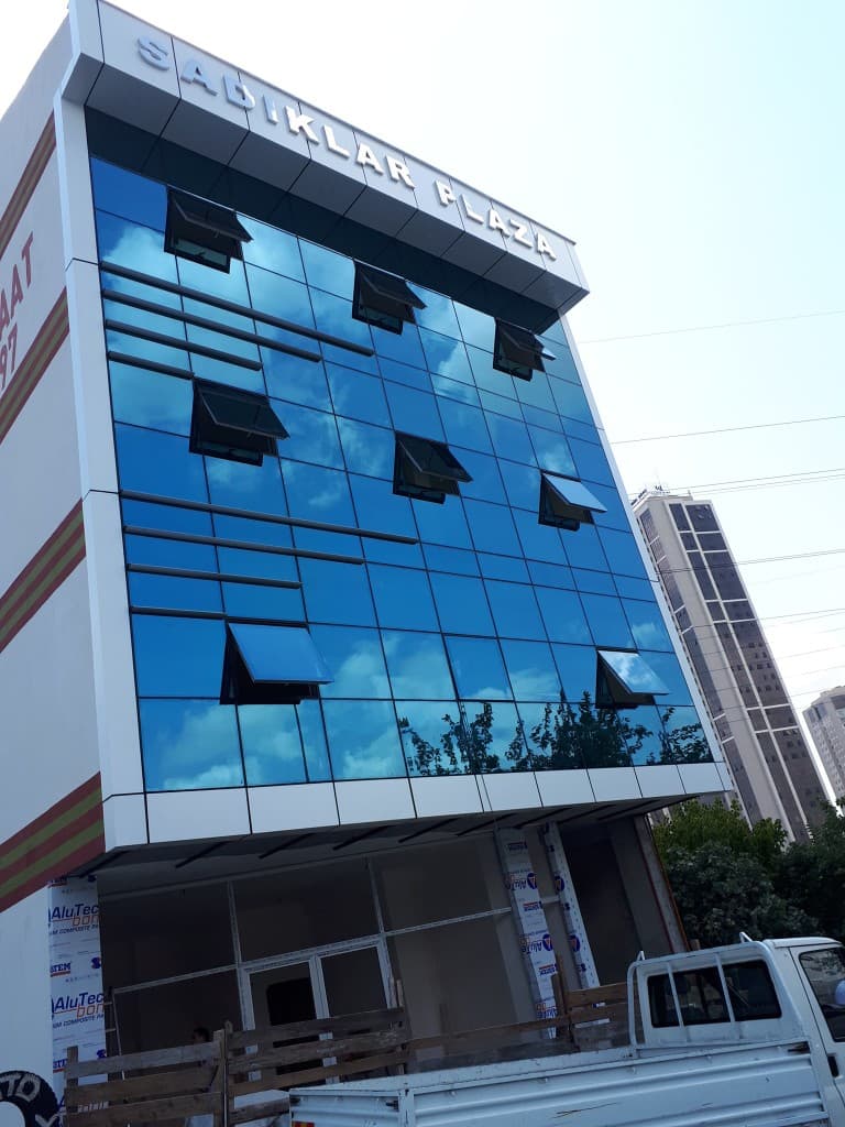 İskele üzerinde cam montajı